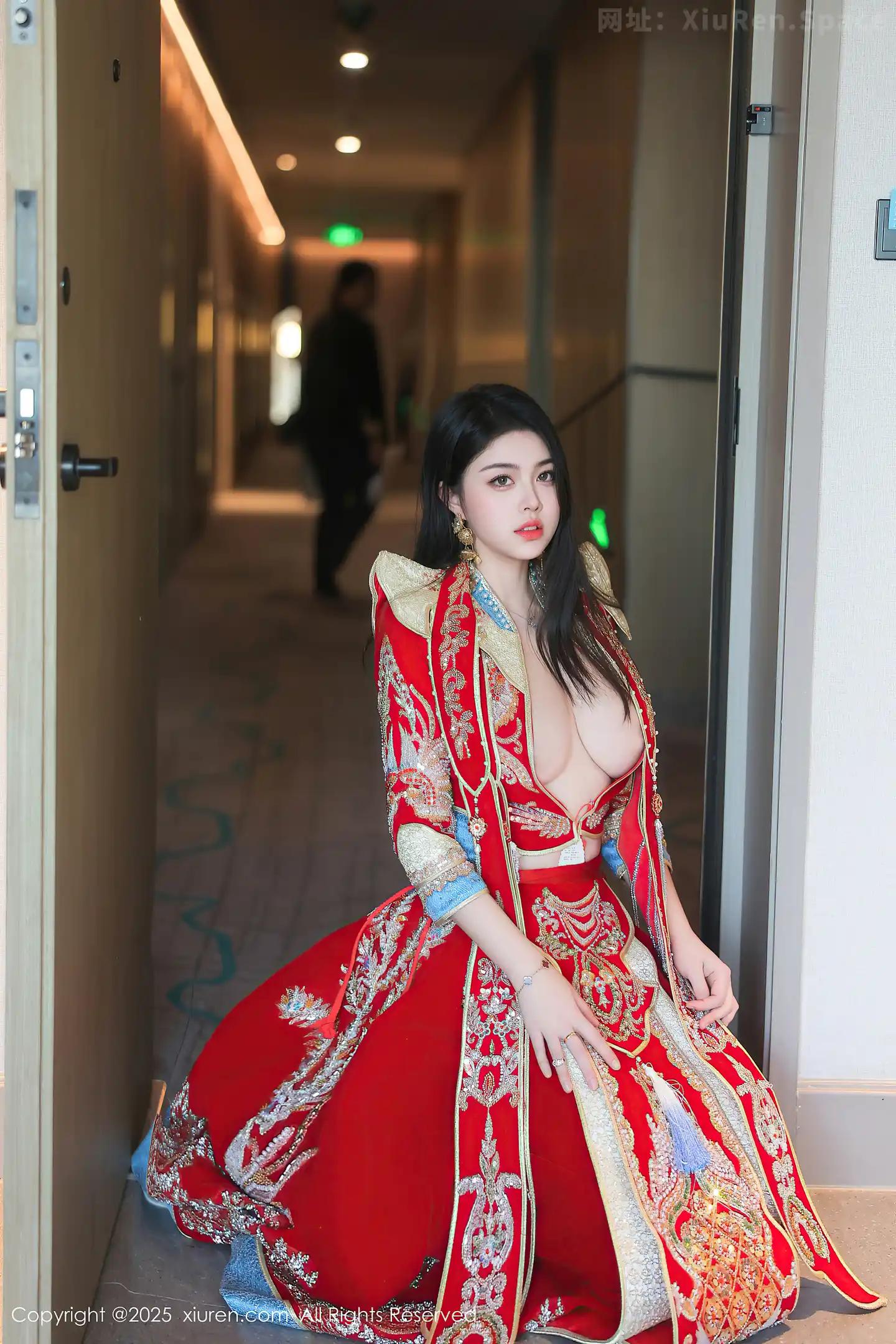 图片[3]-[XiuRen秀人网] VOL.9869 模特林若凡F性感红色新娘装配黑丝吊袜半脱秀丰腴身材诱惑写真76P-秀人网官方网站